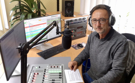 Lutz Scheufler nimmt eine neue Radioandacht auf